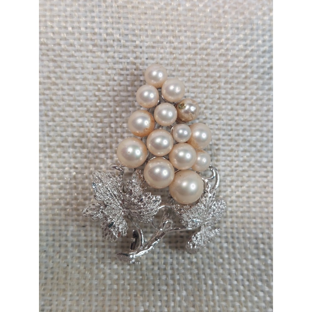 Brooch Faux Pearl Grape Cluster Silver Tone Leaf MCM Grandmillennial Vintage - Picture 3 of 8